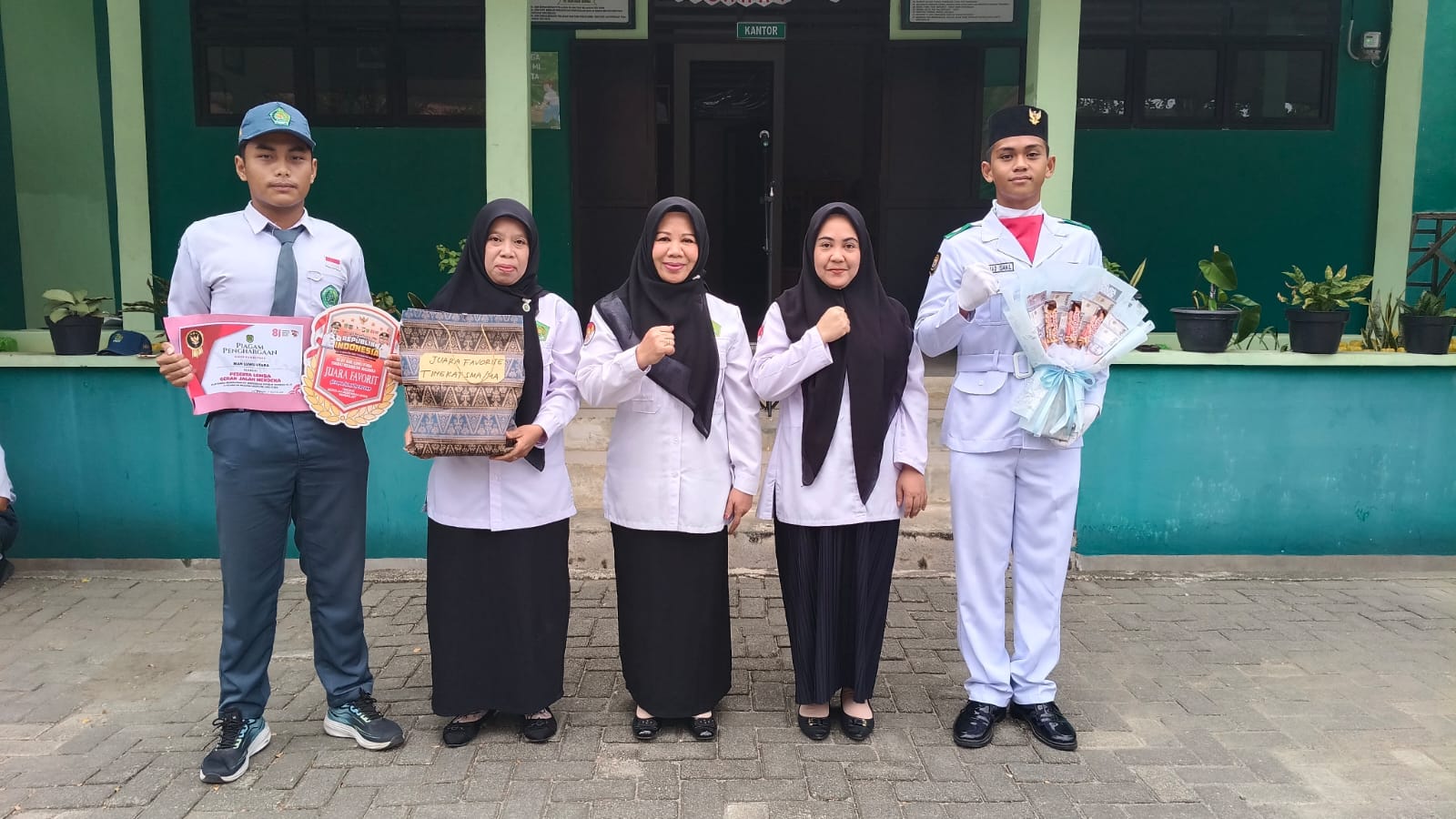 Dua Tepuk Tangan di Satu Lapangan: Senin Pagi Penuh Apresiasi di MAN Luwu Utara